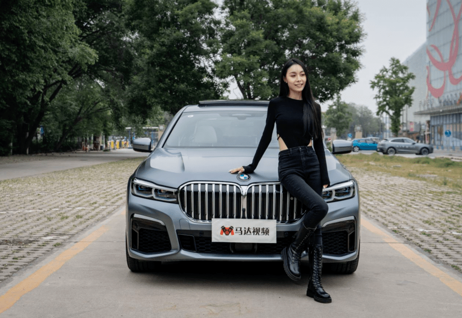 实拍宝马750li搭44tv8引擎内置车内香氛这是香车美女