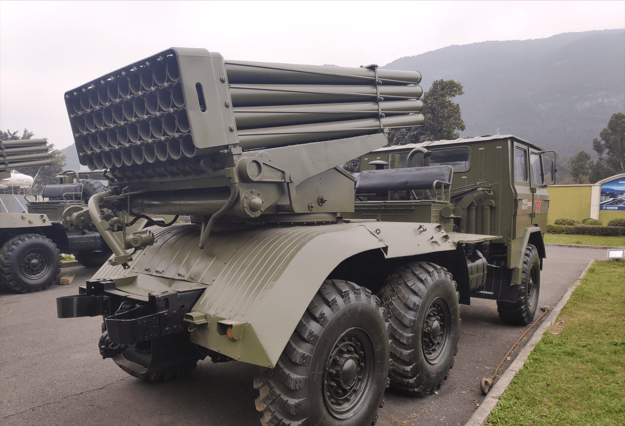 100门81式122毫米火箭炮,使用sx250越野车底盘,最大射程20公里,使用的