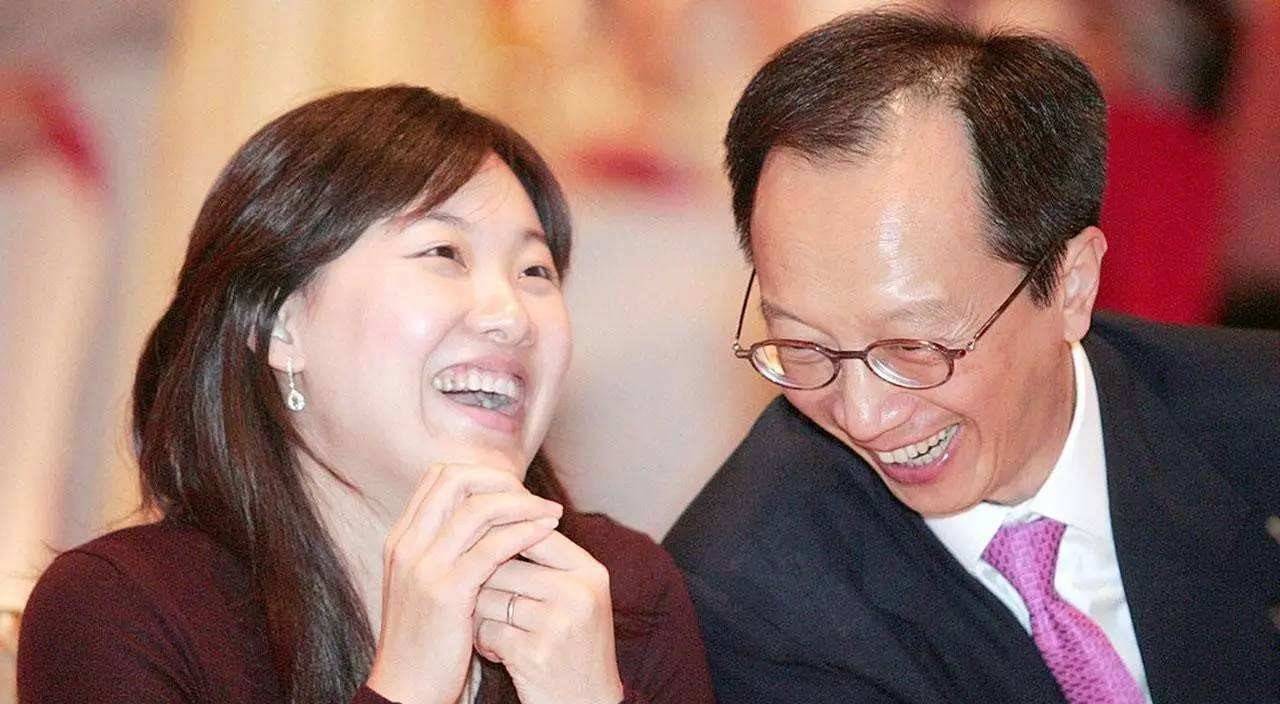 跳水女皇伏明霞嫁大26岁老公6年生3娃42岁仍韵味十足
