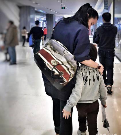 靳东43岁妻子罕露面!