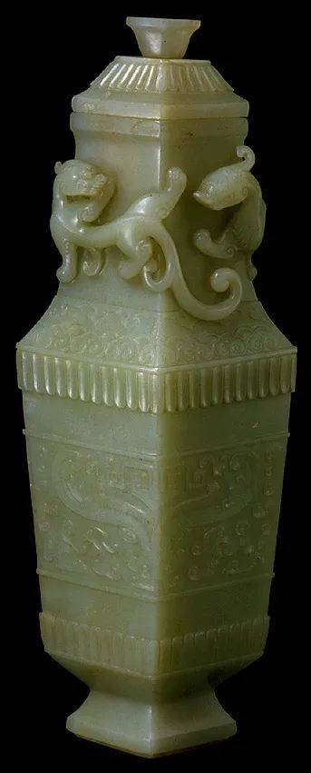 清中期 和田玉蟠螭纹斜方瓶故宫博物院藏清乾隆 青玉螭纹双连瓶天津