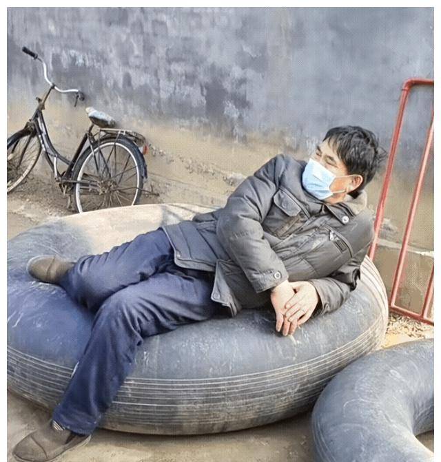 原创大衣哥路边晒太阳被嘲形象差太邋遢网友赶紧拍拍完换衣服