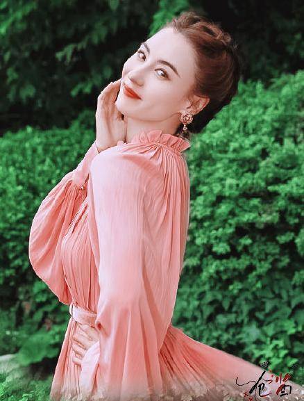 原创小林青霞出席活动穿粉纱公主裙超有少女感网友这就是个公主吧