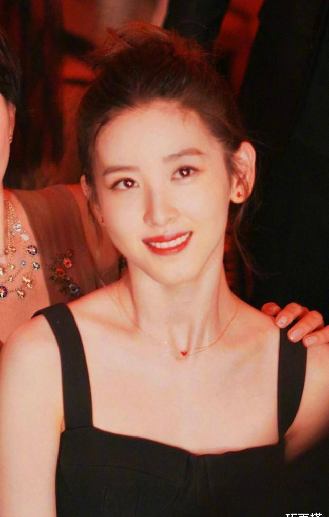 章子怡刘嘉玲再次同框,一个霸气御姐一个温柔优雅,实在太美了_章泽天