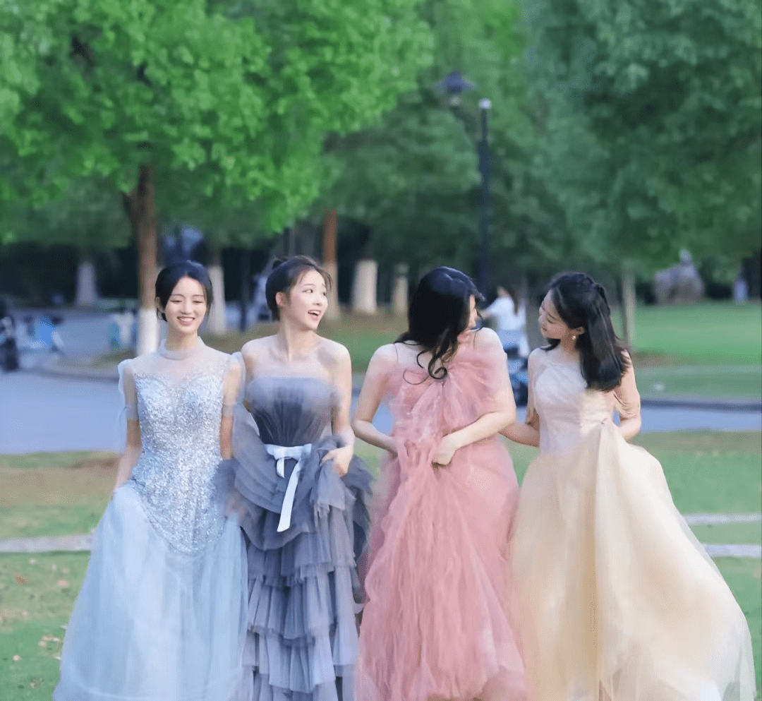 原创女大学生晒毕业照笑容甜美尽显青春气息堪称现实版小时代