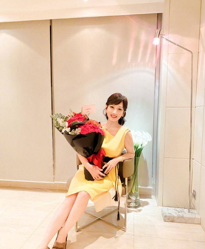 还以为她的身材几十年如一日的前凸后翘,即使三次怀孕生子,赵雅芝近况