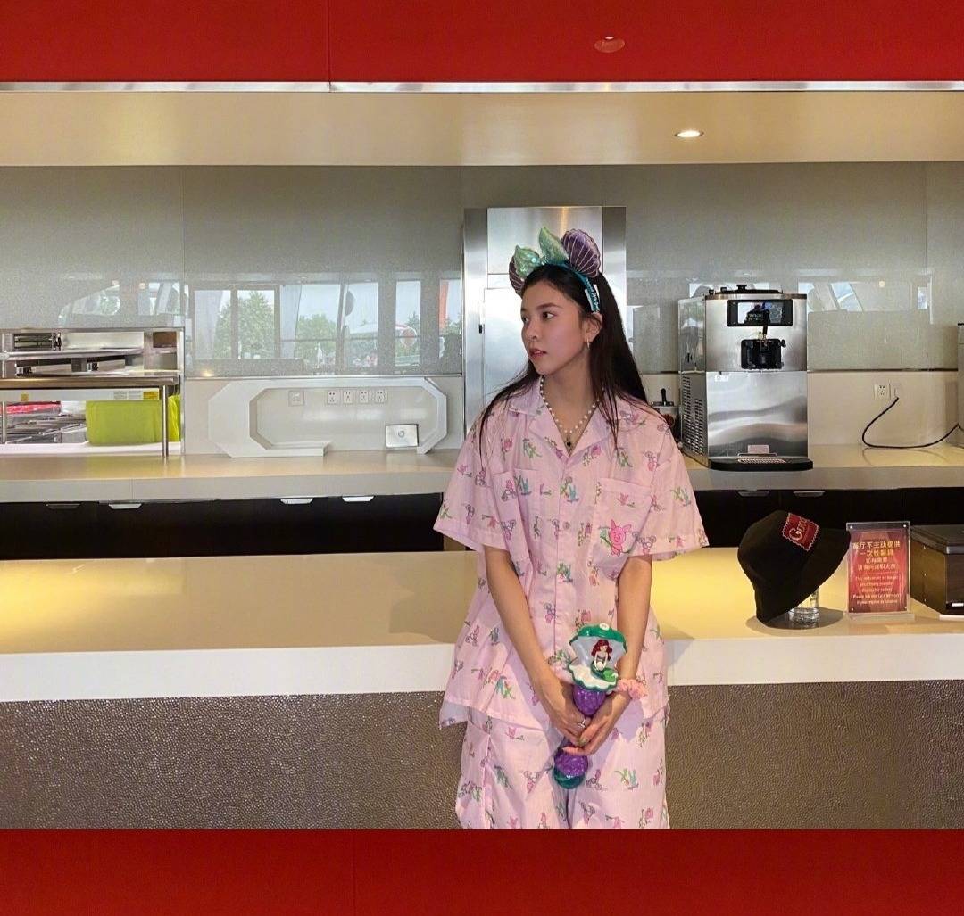 原创堂堂女明星穿上睡衣就出街宋妍霏鬼马少女搭配网友真意外