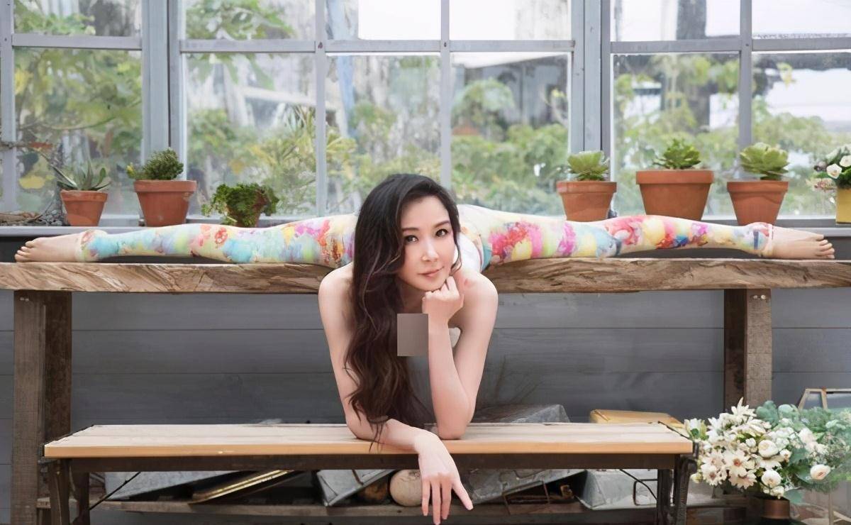 原创51岁萧蔷超强一字马拍大片冻龄美魔女练高难度瑜伽长腿吸睛