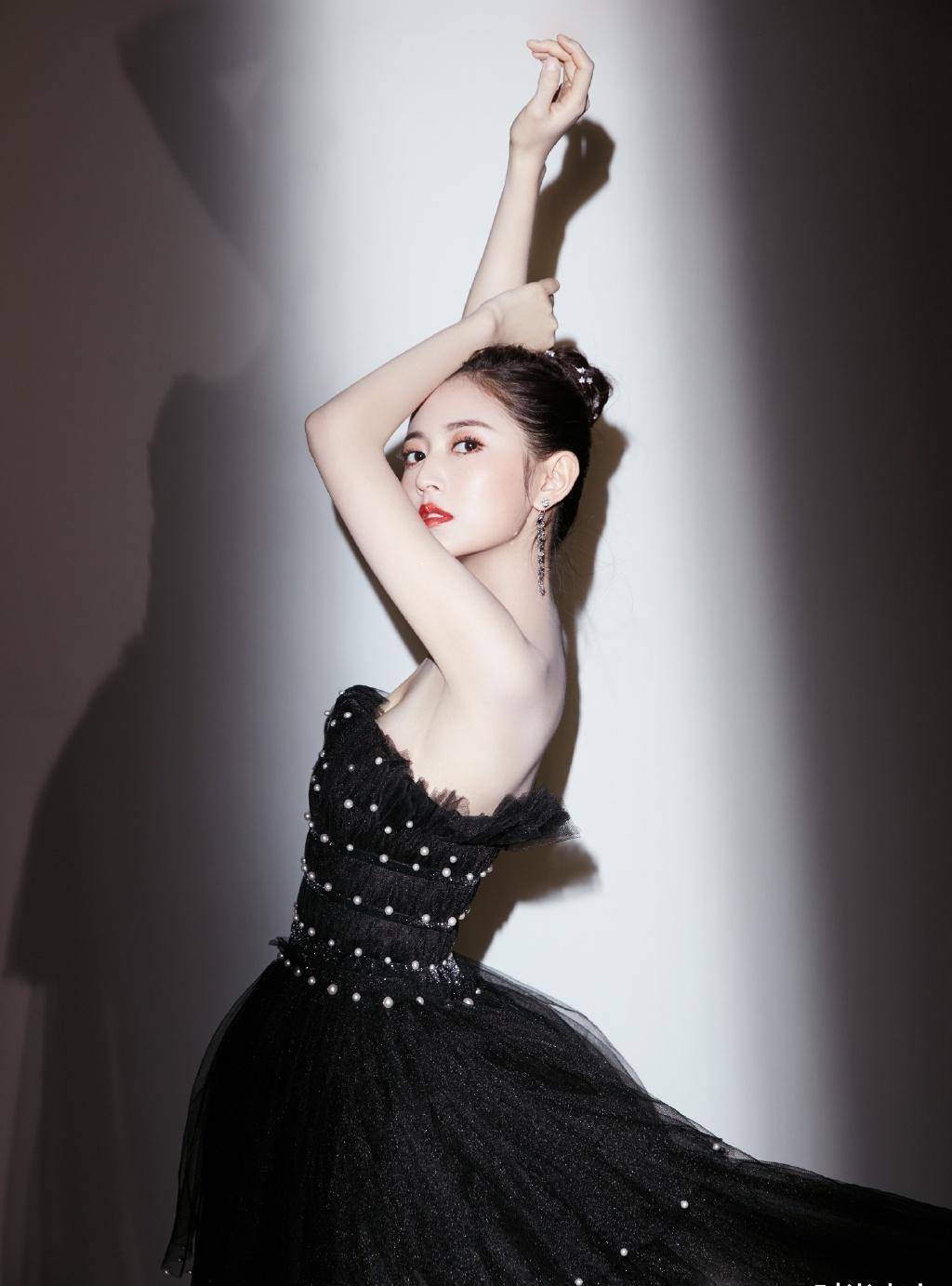 陈钰琪美似人间精灵,穿轻纱裙配小白鞋,优雅仙气宛如一幅画_身材_唐嫣