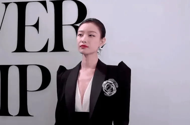 嘉人红毯女星黑白西装大赏:杨幂上演侧颜杀,金晨深v秀时尚_女明星_周