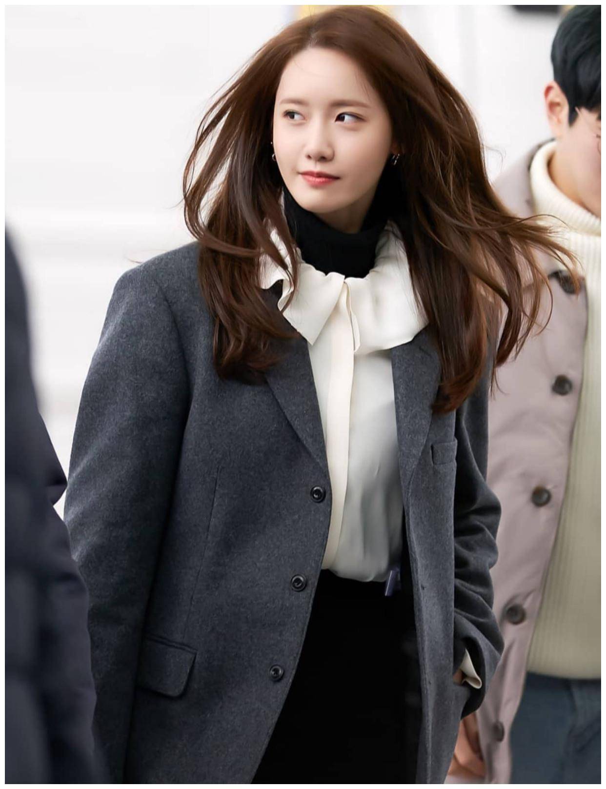 林允儿终于突破自我,毛衣衬衫搭西装,知性优雅好出众!_黑色_高领_look