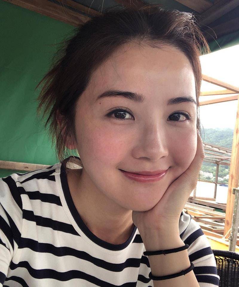 原创梁咏琪15岁长发靓样曝光蔡卓妍小学相冻龄靠美丽在家也涂防晒