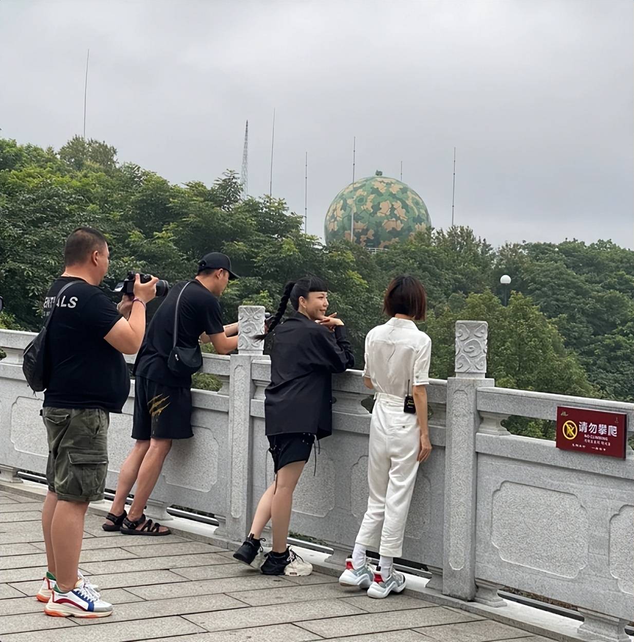 初她还曾被长沙当地市民偶遇到与浪姐歌手吴莫愁一同爬山