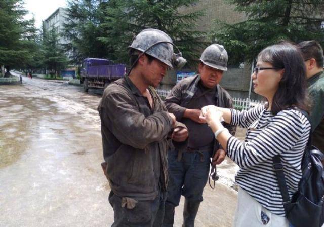 46岁袁立出席活动,雍容华贵依在,脖子上的"沉香佛珠