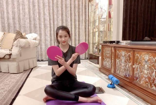 关晓彤穿紧身衣健身,豪宅华丽内景意外曝光,不愧是"国民闺女"_女神