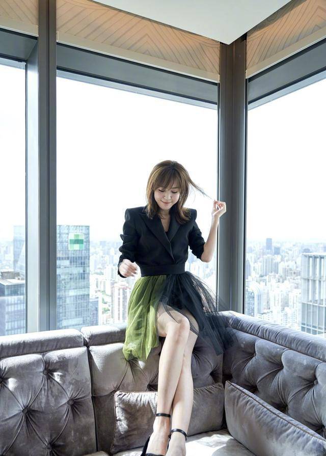 原创美嘉太a了西装配纱裙凹出酷飒造型面部发福明显抢镜