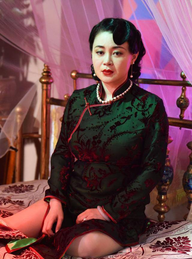 原创关婷娜真是人间宠儿穿旗袍兜不住的好身材凹凸曲线赚足眼球