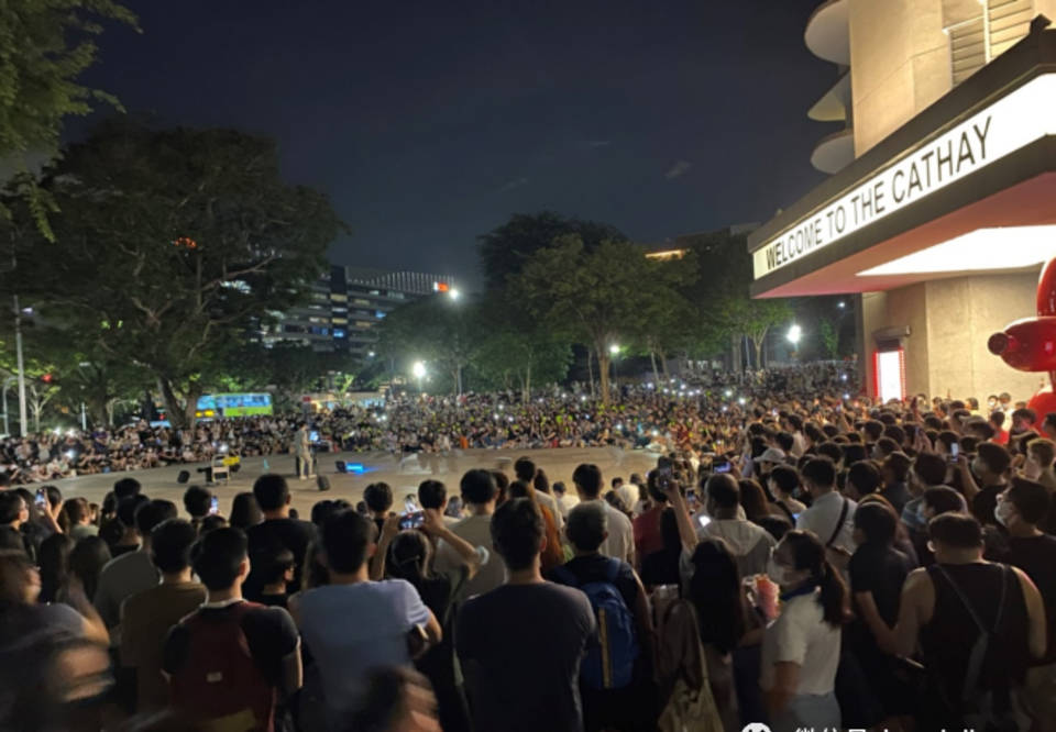 新加坡乌节路人山人海街头表演千人观看仿佛身临演唱会