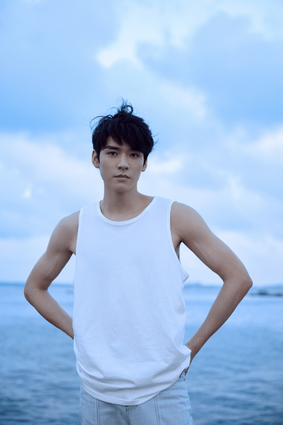 原创龚俊海边白背心大片干净清爽肌肉线条绝美