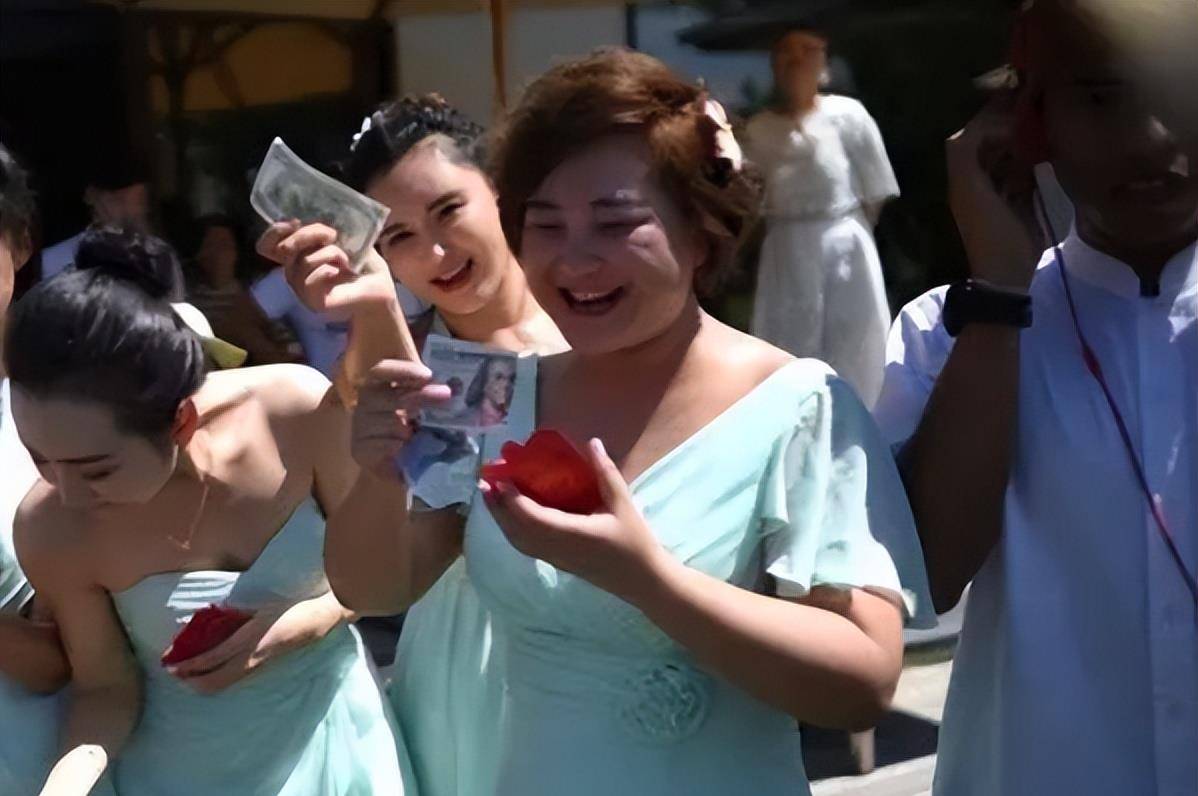 婚礼上伴郎们刚开始起哄时,贾玲也觉得是在开玩笑.