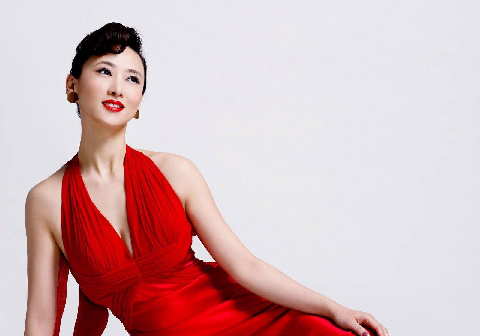 原创52岁翁虹身材依旧时尚颜值耐打魅力不减挡不住的时尚