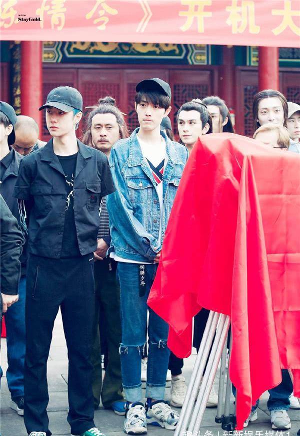 《陈情令》开机两周年花絮曝光,肖战王一博站在一起的画面太般配_穿着