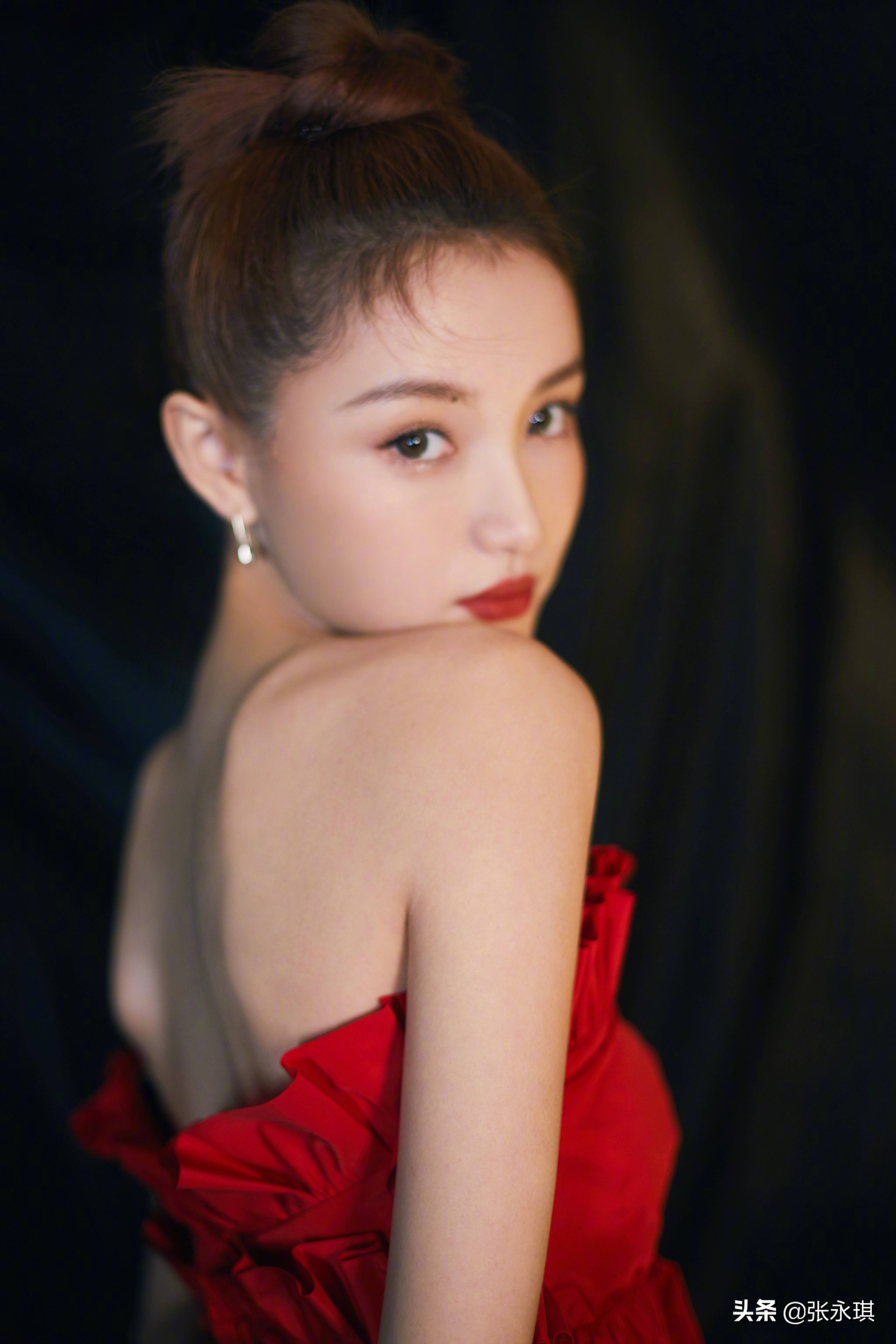 林小宅:从长相甜美的网红,晋升到综艺明星,如今深陷"分手门"