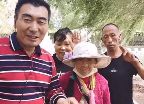 李玉成燉排骨手放碗裡給馬玉琴撕肉網友還嫌不夠丟人