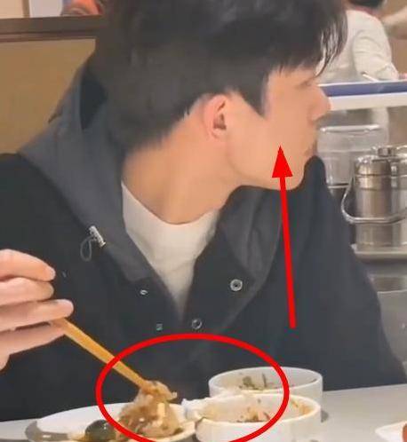 原创偶遇易烊千玺吃火锅流出生图引全网热议粉丝我不承认