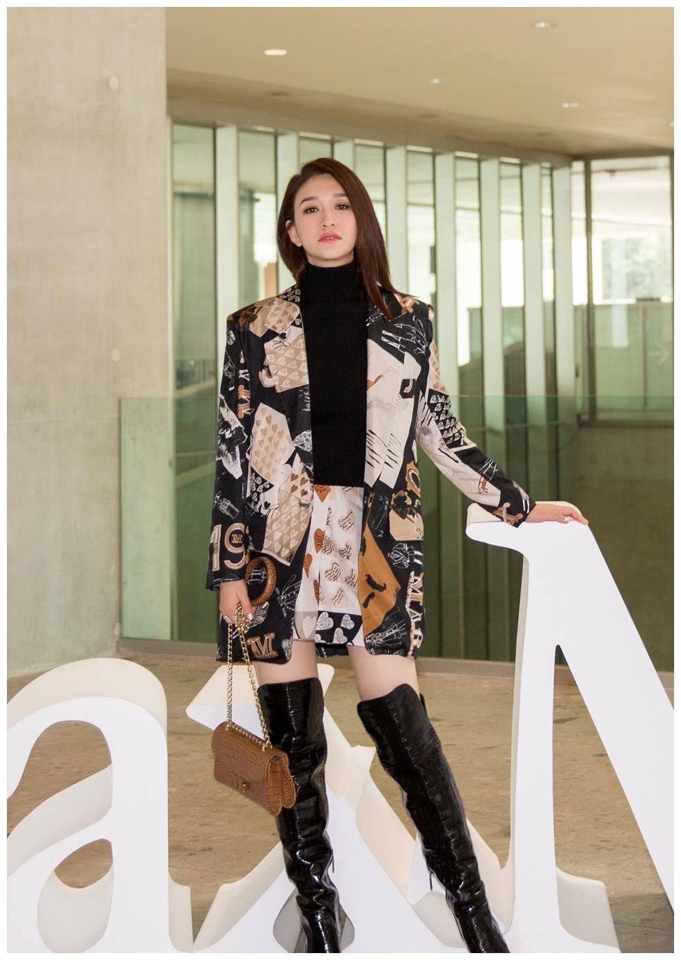 李小冉难得这么高调穿印花西装搭配长筒靴43岁美得让人认不出