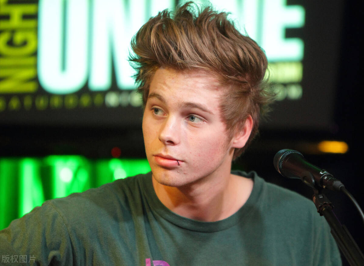 澳大利亚男歌手跟越美混血女星求婚成功_luke_seconds_deaton