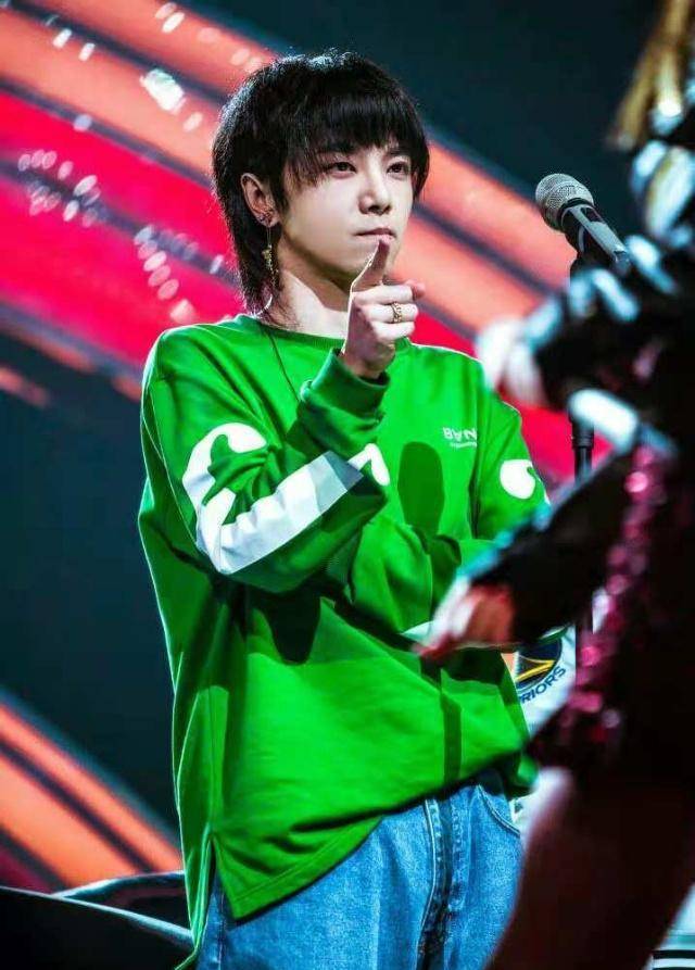 原创华晨宇眼睛会说话看到他在节目上的眼神就能读懂他的内心了