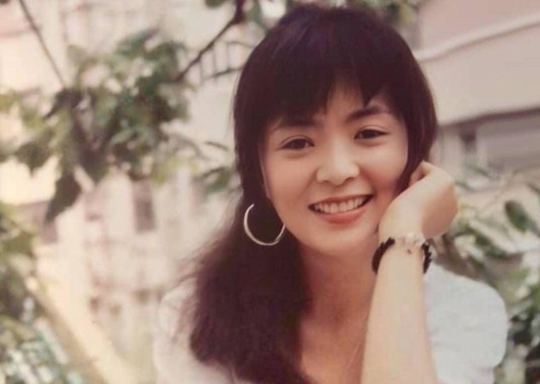 原创最美小龙女60岁生日照曝光脸上现皱纹仙气不再却气质犹存