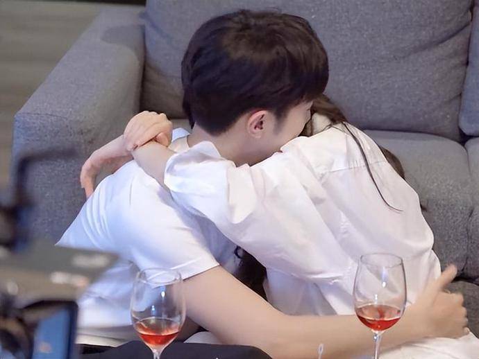 baby赖冠霖拍摄花絮曝光!互相挠痒baby直呼投降,埋脖拥抱好甜蜜