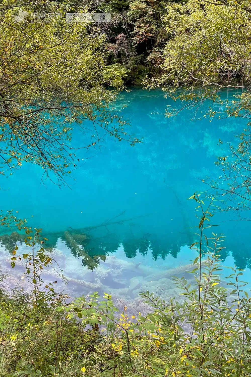 总面积有64297公顷,高原湿润气候与大自然的鬼斧神工使它成为了美丽的