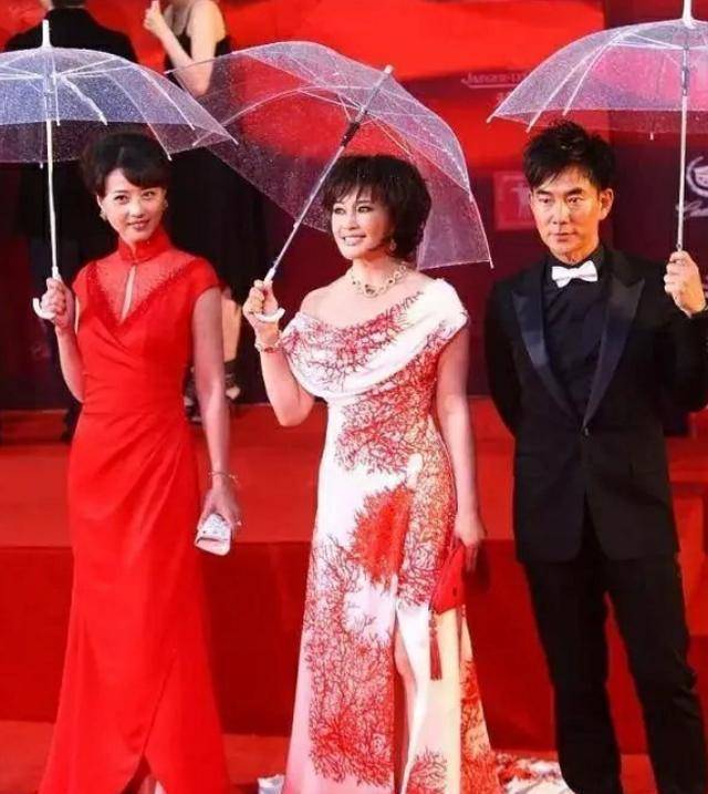 原创             周海媚与刘晓庆同框，穿红裙气质真好，刘晓庆妆容过于刻意