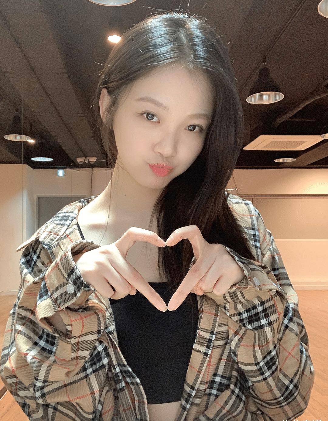 原创周梓倩高颜值果然任性黑色图案卫衣搭配短裤秀美腿抢眼又抢镜