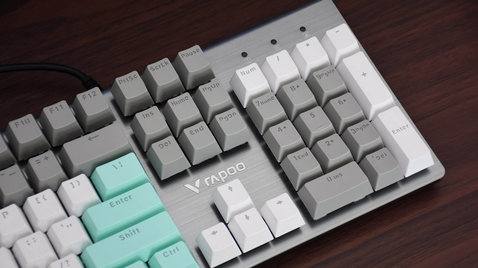 雷柏v530游戏机械键盘金属清新风银轴好手感