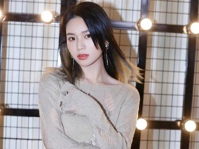 33岁黄英晒落日美照,与老公甜蜜互动,两个孩子的妈依然年轻美丽_曹帅