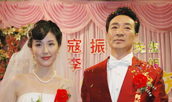 原创李婷嫁给大21岁的寇振海为54岁的他生儿子和继女成好朋友