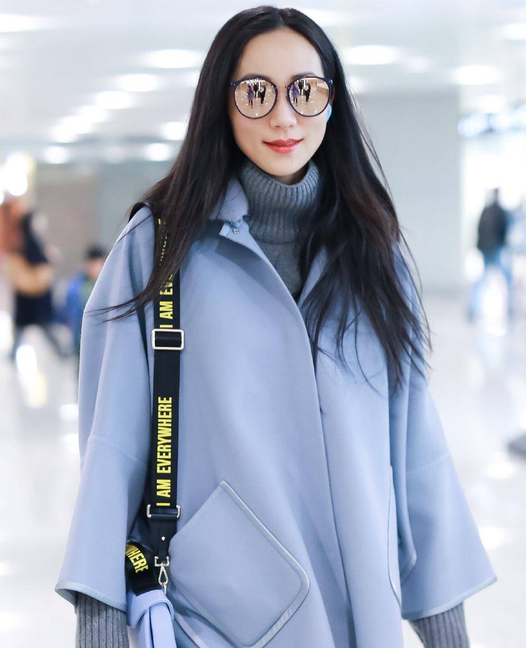 韩雪不走淑女风,银杏叶长羽绒服内搭短款黑色夹克,又美又飒_套装_颜色