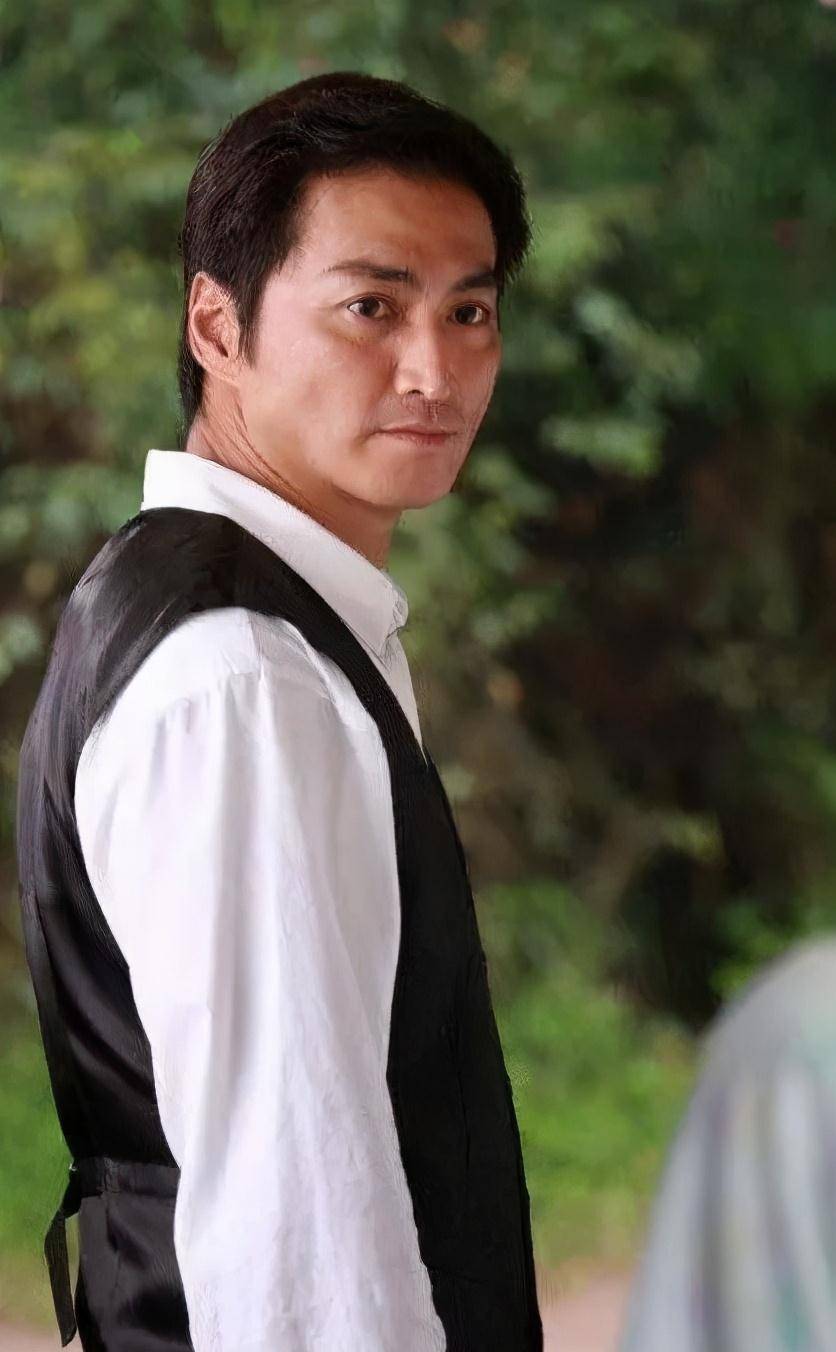 61岁展昭挣钱捞金,身材保持良好无老态,昔日一线小生无人理睬_何家劲