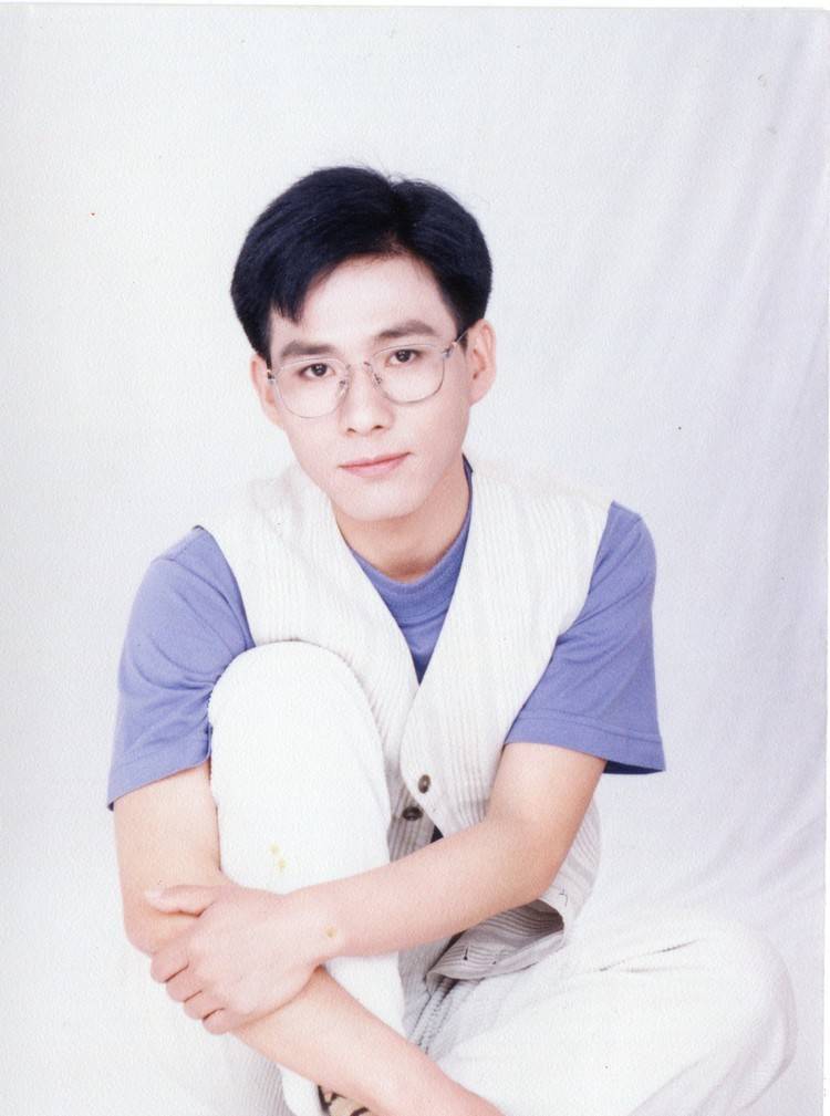 高逸峰出生于1961年,早先的职业是一名歌手.