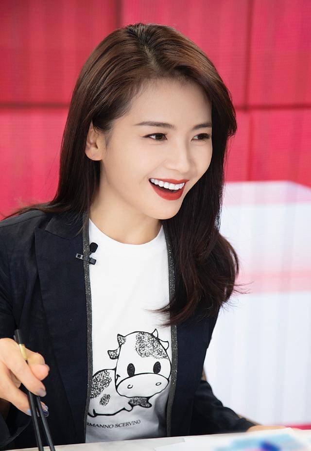 刘涛真懂扮小女人穿西装内搭卡通t恤虽接地气但真减龄