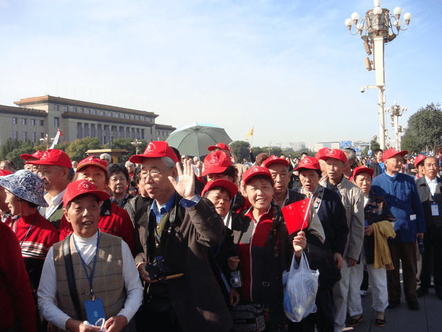 几百元的老年旅行团，包吃包住还送礼物，旅行社是如何从中牟利？