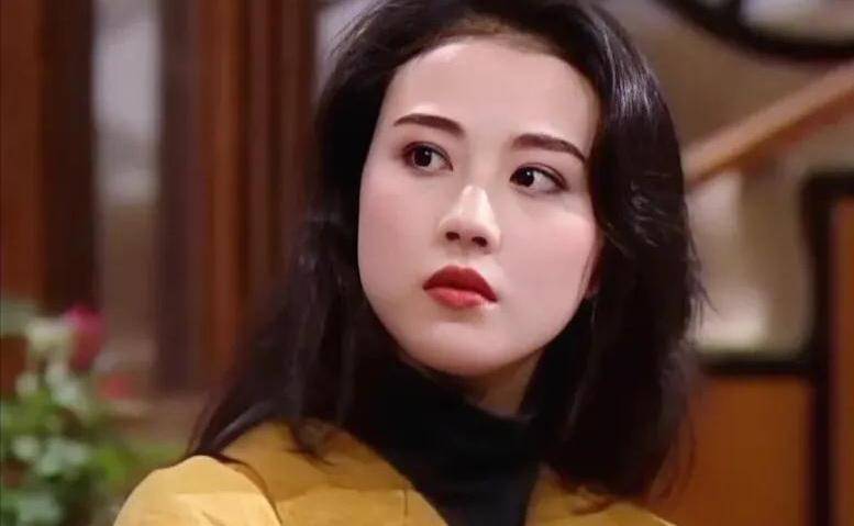 香港小姐落选后参加无线第一期艺员训练班出道并参演个人首部电视剧