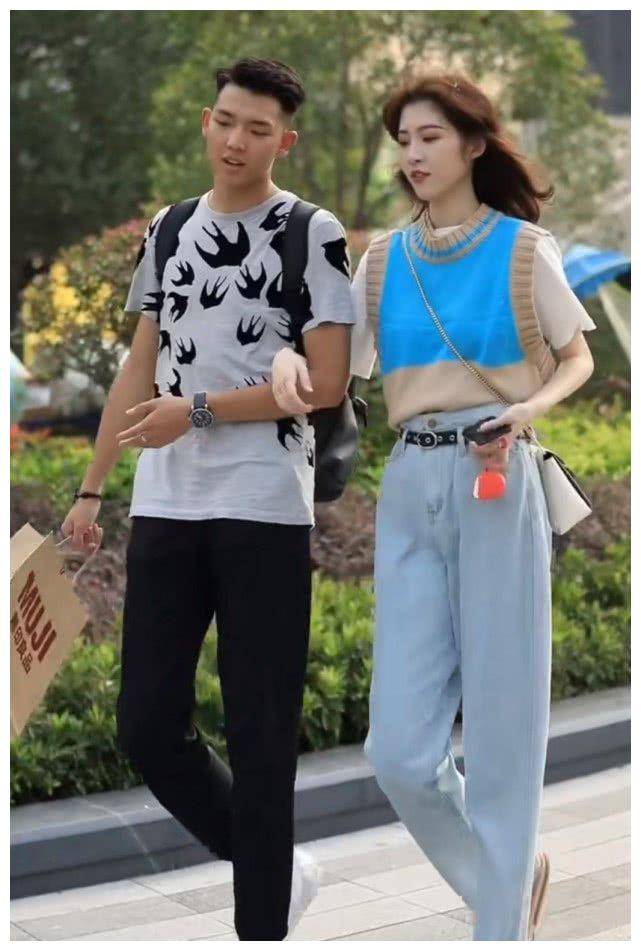 看这对情侣,就知道把衣服塞进裤子的好处了,轻松get大长腿_男性_女性