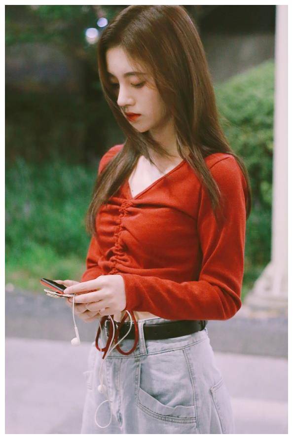 鞠婧祎穿史上"最烂"的裤子,当她坐下后懵,一般人都不穿_穿着_的设计