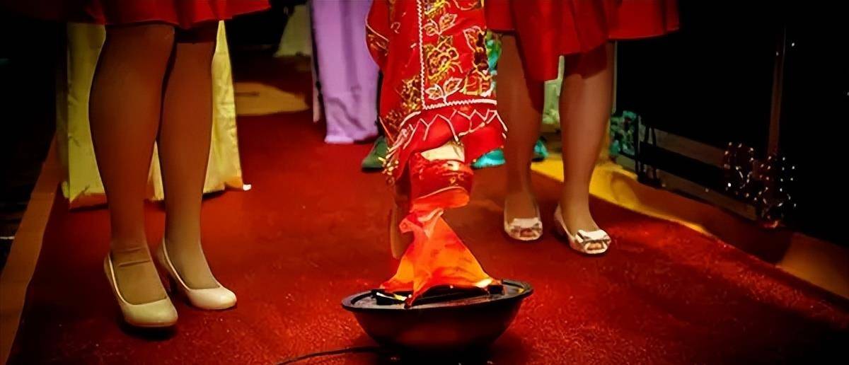 原创新娘跨火盆踏瓦的原因源自金童玉女婚礼斗法