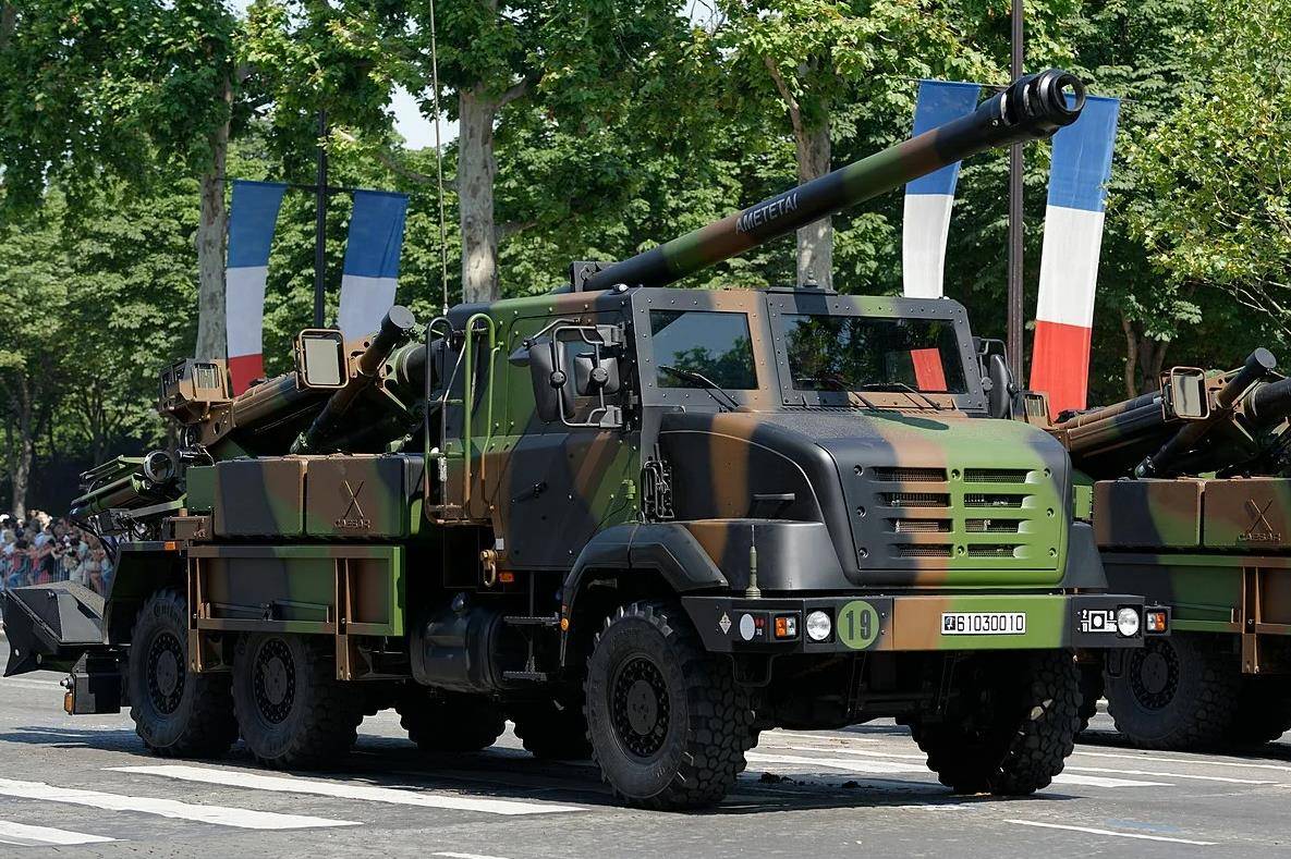 原创法国凯撒卡车炮具备智能化操控优势引领武器装备研制潮流